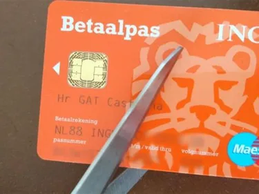 Foto van doorknippen bankpas ING met schaar
