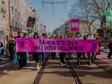 een groep demonstranten met een spandoek 'Samen strijden wij voor gelijkheid'