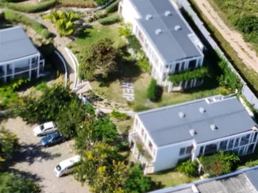 Noodkreet in witte verf, leesbaar vanuit de lucht naast een groot hotel in Mozambique