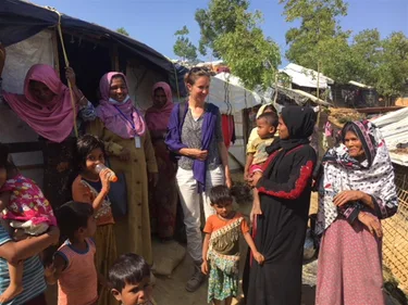 Elselijn spreekt met vrouwen in het vluchtelingenkamp.