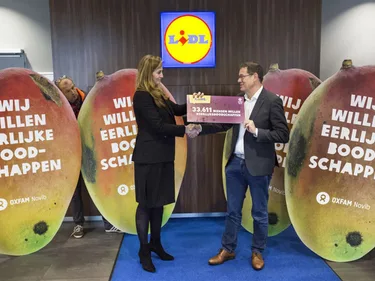 Met onze petitie-overhandiging aan Lidl eisten we eerlijke, uitbuitingsvrije boodschappen