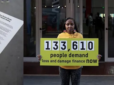 Klimaatactivist Elizabeth met 133.000 handtekeningen voor een klimaatschadefonds