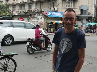 foto van Dolf Jansen op een straat in Vietnam