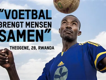 "Voetbal brent mensen samen". Theogene, 28. Rwanda