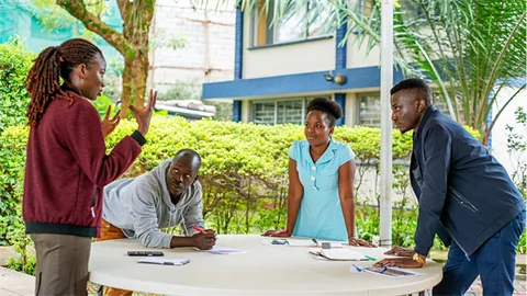 Deelnemers brainstormen over een onderwerp voor hun kunstproject.