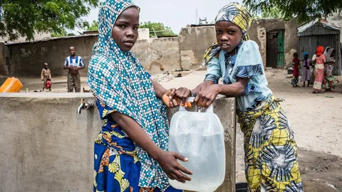 Twee meiden in Damboa