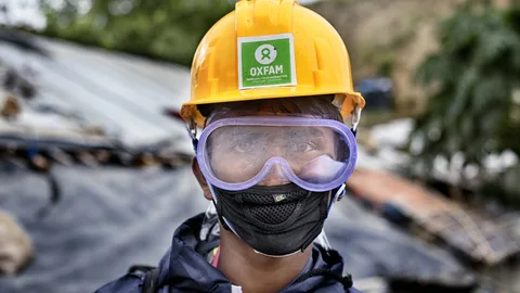 Abul Alam draagt een helm, mondkapje en veiligheidsbril.