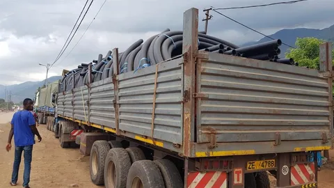 Oxfam waterleiding drc truck met waterleidingdelen