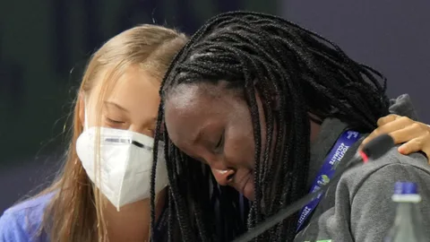 Foto van Greta Thunberg die Vanessa Nakate omhelst