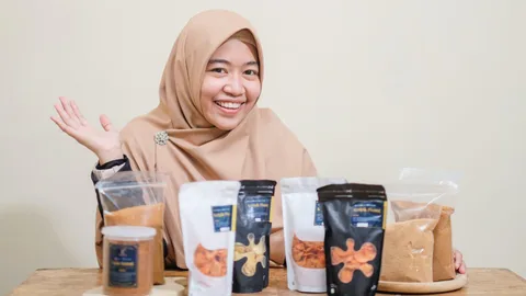 Devi met snacks voor haar op tafel.