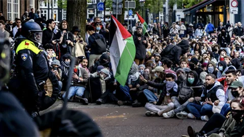 De politie grijpt vaak hard in bij vreedzame Gaza-demonstraties.