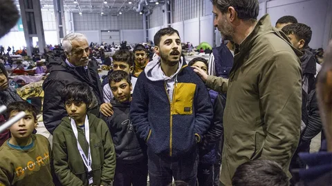 Oxfam-directeur Michiel Servaes in gesprek met overlevenden.