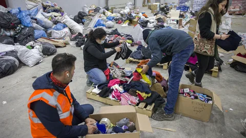 Hulpverleners sorteren spullen