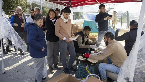 Hulpverleners geven eten aan overlevenden