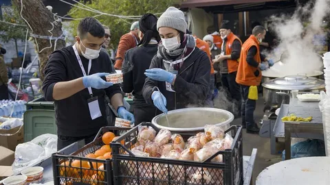 Hulpverleners koken voor overlevenden