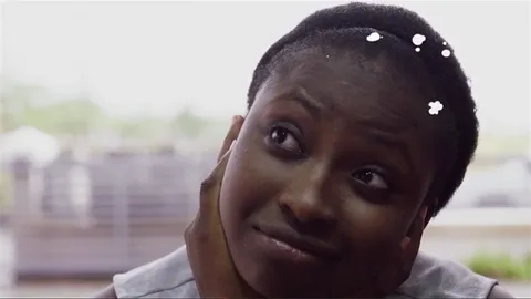 Foto van Blessing die schuin omhoog kijkt.