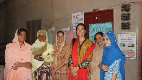Brigitte met Pakistaanse vrouwen tijdens haar bezoek.