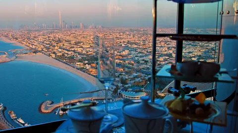 Een bar met uitzicht vanaf grote hoogte op Dubai.