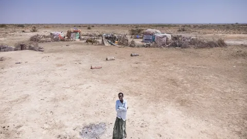 De 27-jarige Abdulahi Farah Isse uit Somalië temidden van de droogte.