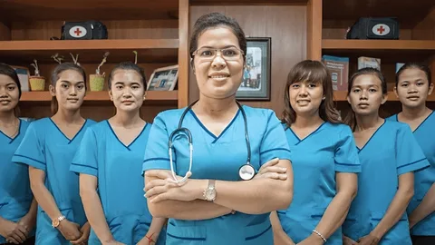 Phirum heeft een stethoscoop om haar nek. Links en rechts van haar staan een aantal zusters.