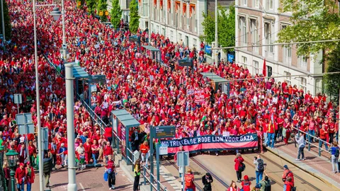 100.000 mensen in het rood demonstreren in Den Haag