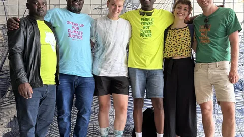 Jip staat tussen andere klimaatactivisten.