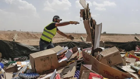 Man aan het werken op een afvalberg