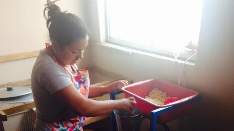 Carolina aan het werk in de keuken.