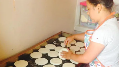 Carolina aan het bakken.