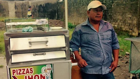 Leandro met zijn pizzakraam.
