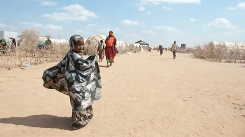 Wandelend meisje bij vluchtelingenkamp in Kenia