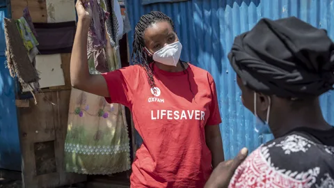 Blandina Bobson in gesprek met Beatrice.
