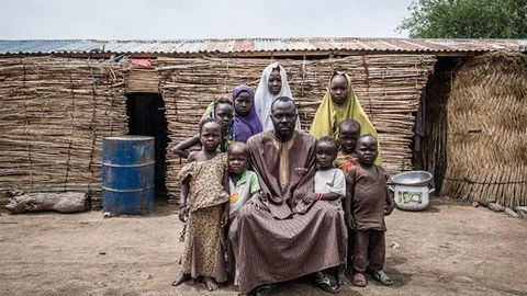 Andrew zit met om hem heen zijn kinderen.
