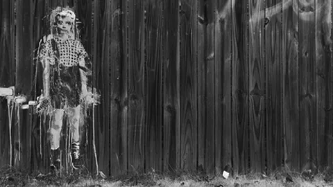 Muurschildering van een jongen met speelgoedgranaat.