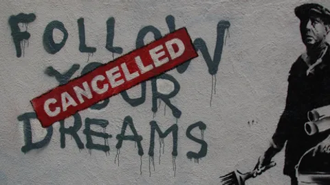 Muurschildering van Banksy met de tekst: Follow your dreams. De term Cancelled staat eroverheen.