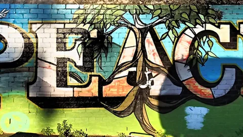 Muurschildering met het woord Peace.