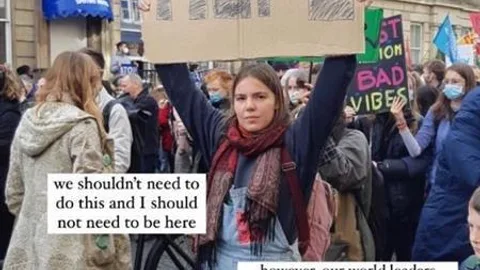Foto van een demonstratie met de tekst: We shouldn't need to do this and I should not need to be here. However, our world leaders don't take their responsibility so for me I see no other option than to be out here protesting for all life on earth.