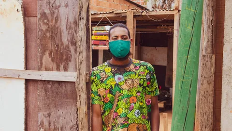 Rogerio (28) uit Brazilië met een mondkapje.