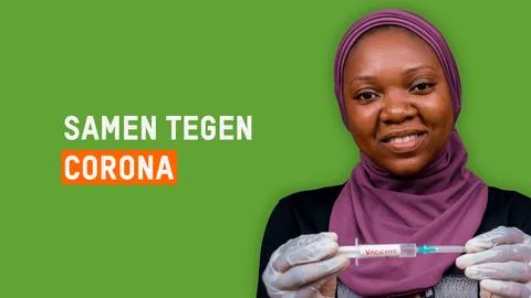 Een vrouw met een hoofddoek houdt een coronavaccin vast. Erbij staat de tekst: Samen tegen corona.