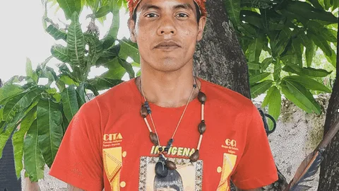 Jozenildo draagt een bandana.