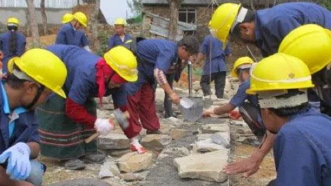 Groep bouwvakkers aan het werk in Nepal.
