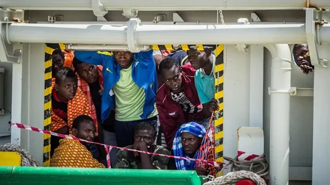 Mensen op een schip.