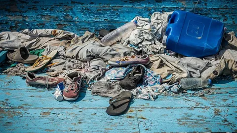 Een jerrycan, schoenen en kleding.