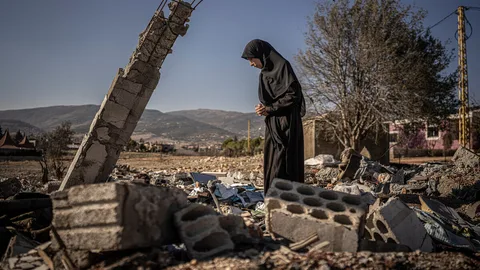 Ruba in de ravage van haar verwoeste huis