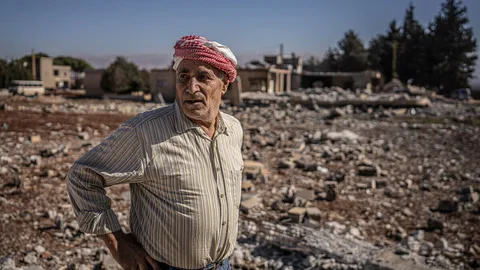 Hussein Amhaz tussen de resten van zijn verwoeste bezit