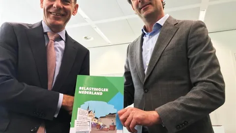 Staatssecretaris Snel krijgt het rapport Belastinglek Nederland overhandigd.