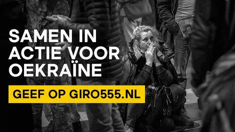 Foto met van een vrouw, zittend op de grond met daarbij de tekst: Samen in actie voor Oekraïne. Geef op Giro555.nl