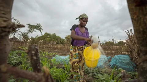 Elsa geeft planten water.