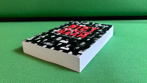 Boek "Niet in mijn naam" met handtekeningen van de petitie ondertekenaars van Gaza op een Groen stoffen bank