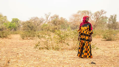Boerin Sanfo op een droge akker.